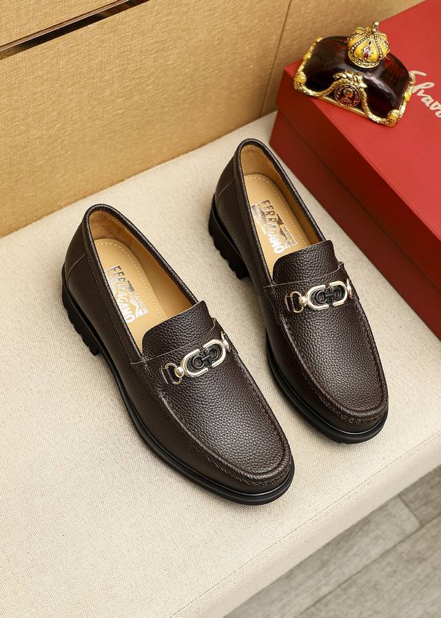 商品商标：Ferragamo 菲拉格慕 休闲皮鞋 正码码数: 38-44 45.46订制 商品材料：精选 进口荔枝纹牛皮鞋面+经典五金扣，进口水染牛皮内里。强烈