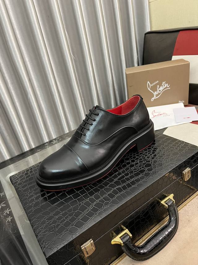 出厂价： Cl 新品乐福鞋皮鞋 Christia* Loubouti* 红底鞋便鞋 男士商务正装皮鞋 帮面采用进口牛皮 开边珠亮皮 手工缝制鞋面 圆柱形缎带滚边