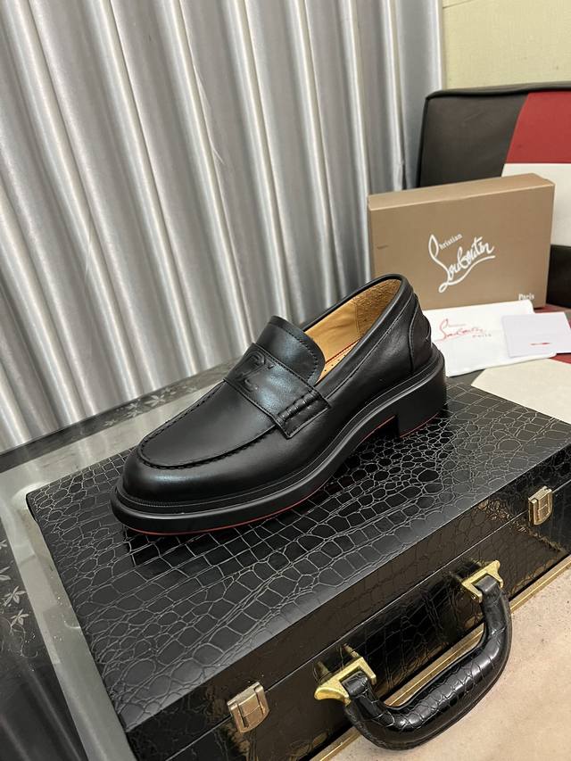 出厂价： Cl 新品乐福鞋皮鞋 Christia* Loubouti* 红底鞋便鞋 男士商务正装皮鞋 帮面采用进口牛皮 开边珠亮皮 手工缝制鞋面 圆柱形缎带滚边