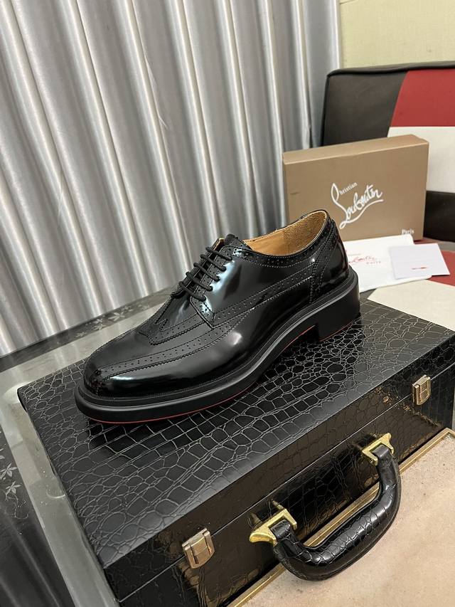 出厂价： Cl 新品乐福鞋皮鞋 Christia* Loubouti* 红底鞋便鞋 男士商务正装皮鞋 帮面采用进口牛皮 开边珠亮皮 手工缝制鞋面 圆柱形缎带滚边