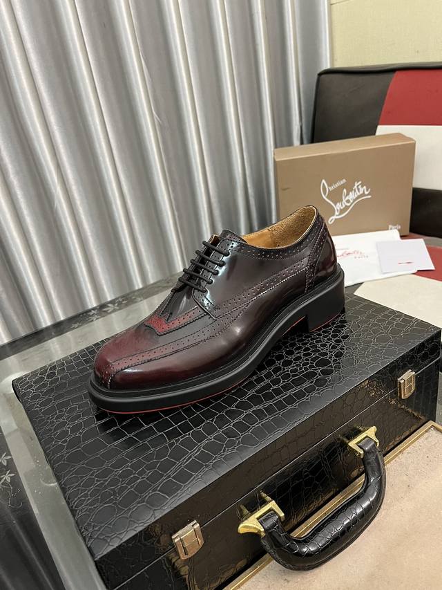 出厂价： Cl 新品乐福鞋皮鞋 Christia* Loubouti* 红底鞋便鞋 男士商务正装皮鞋 帮面采用进口牛皮 开边珠亮皮 手工缝制鞋面 圆柱形缎带滚边