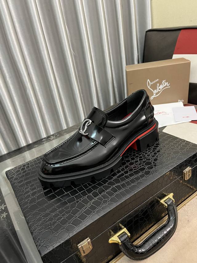 出厂价： Cl 新品乐福鞋皮鞋 Christia* Loubouti* 红底鞋便鞋 男士商务正装皮鞋 帮面采用进口牛皮 开边珠亮皮 手工缝制鞋面 圆柱形缎带滚边