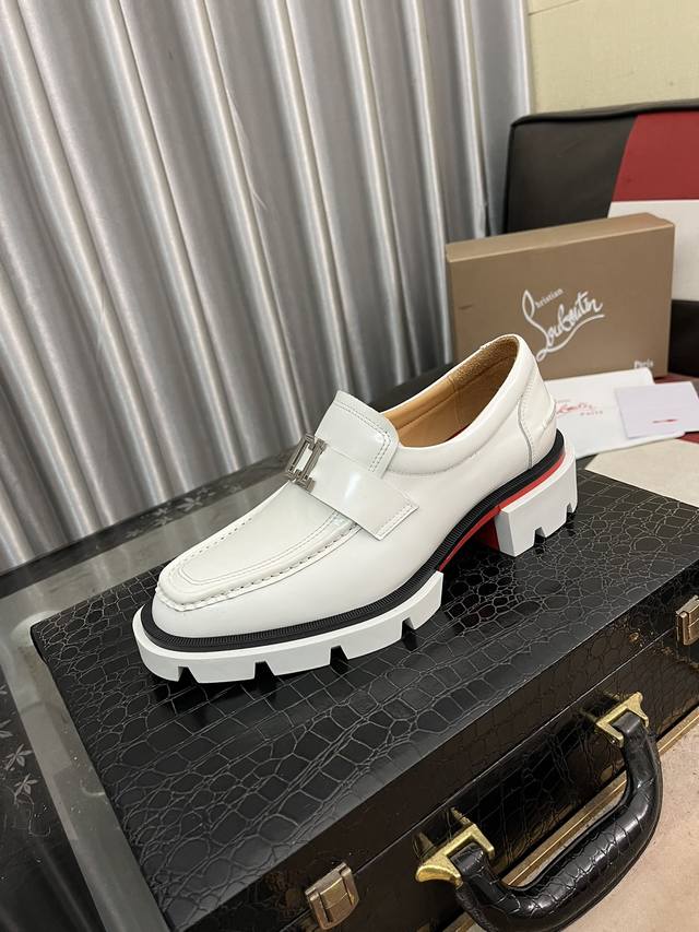 出厂价： Cl 新品乐福鞋皮鞋 Christia* Loubouti* 红底鞋便鞋 男士商务正装皮鞋 帮面采用进口牛皮 开边珠亮皮 手工缝制鞋面 圆柱形缎带滚边