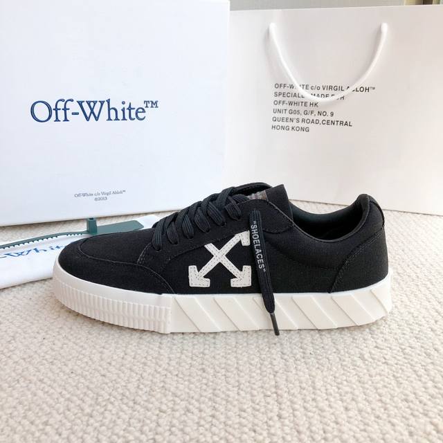 off White新品上新 情侣款 Off White新品上新 潮牌箭头斑马线大底，官网同步现货供应off White经典十字标撞色标志潮范十足，是经典板鞋时尚