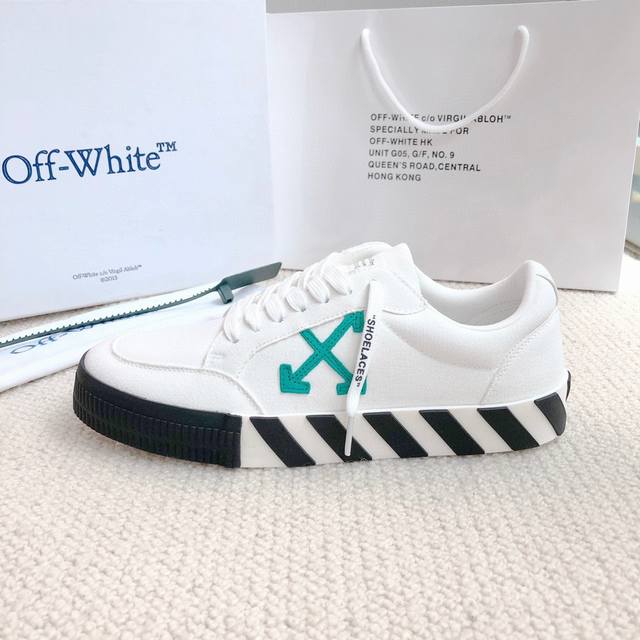 off White新品上新 情侣款 Off White新品上新 潮牌箭头斑马线大底，官网同步现货供应off White经典十字标撞色标志潮范十足，是经典板鞋时尚