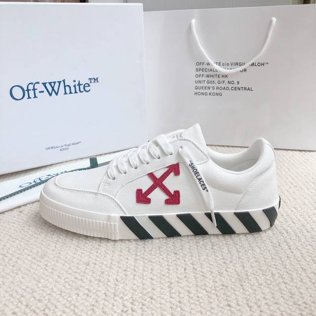 off White新品上新 情侣款 Off White新品上新 潮牌箭头斑马线大底，官网同步现货供应off White经典十字标撞色标志潮范十足，是经典板鞋时尚