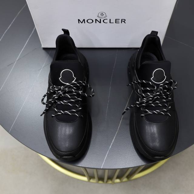 出厂价： Moncler 盟可睐 蒙口 -鞋面：品牌布匹拼接皮料车 -内里：舒适透气 -大底：原版轻便耐磨大底 -超高品控 做工精细：凸显 高端 贵气 档次 -