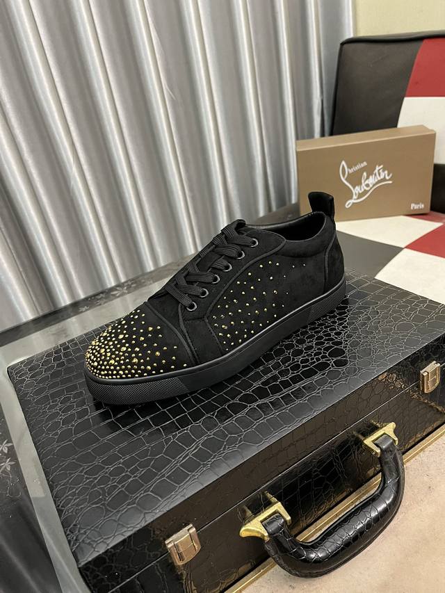 出厂价： Christian Louboutin Cl红底鞋 专柜烫钻系列，休闲板鞋 独家热款发布活动乳胶垫脚成品大底车线全球供货 顶级版 ：原版进口牛皮鞋面，