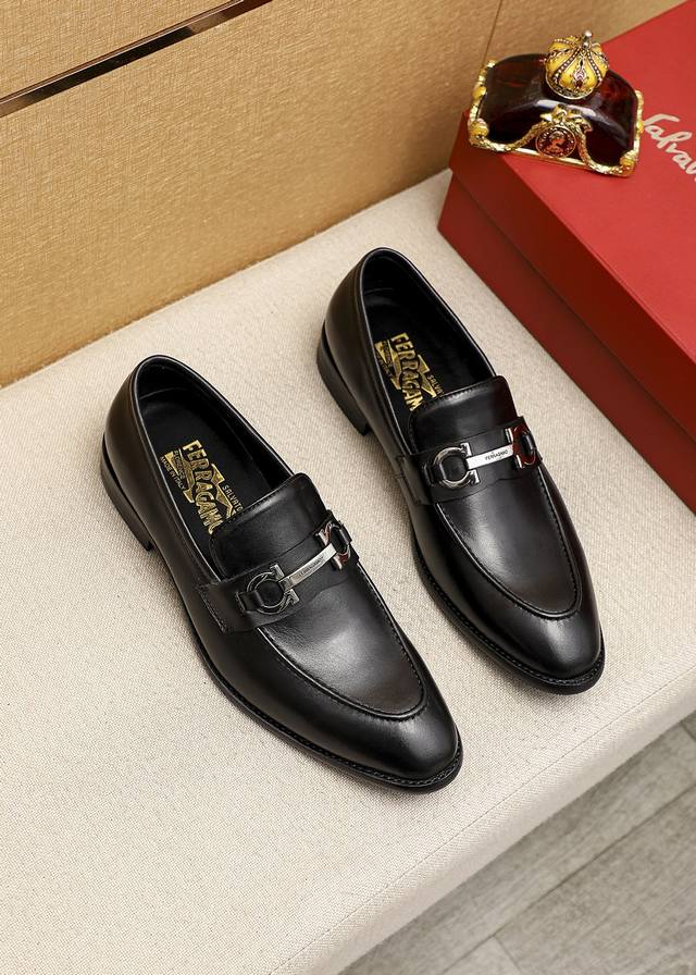 商品商标：Ferragamo 菲拉格慕 休闲皮鞋 正码码数: 39-44 38.45.46订制 商品材料：精选 进口小牛皮鞋面+经典五金扣，进口水染牛皮内里。强