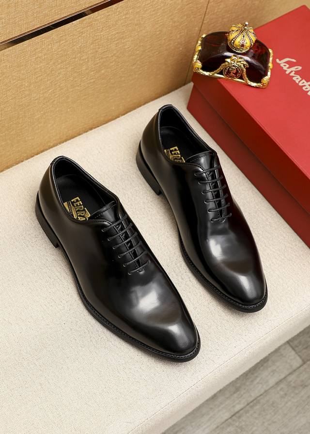 商品商标：Ferragamo 菲拉格慕 商务皮鞋 正码码数: 39-44 38.45.46订制 商品材料：精选 进口开边珠牛皮鞋面，进口水染牛皮内里。强烈立体视