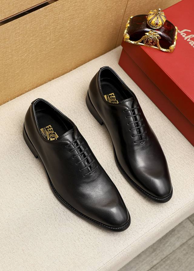 商品商标：Ferragamo 菲拉格慕 商务皮鞋 正码码数: 39-44 38.45.46订制 商品材料：精选 进口小牛皮鞋面，进口水染牛皮内里。强烈立体视觉效