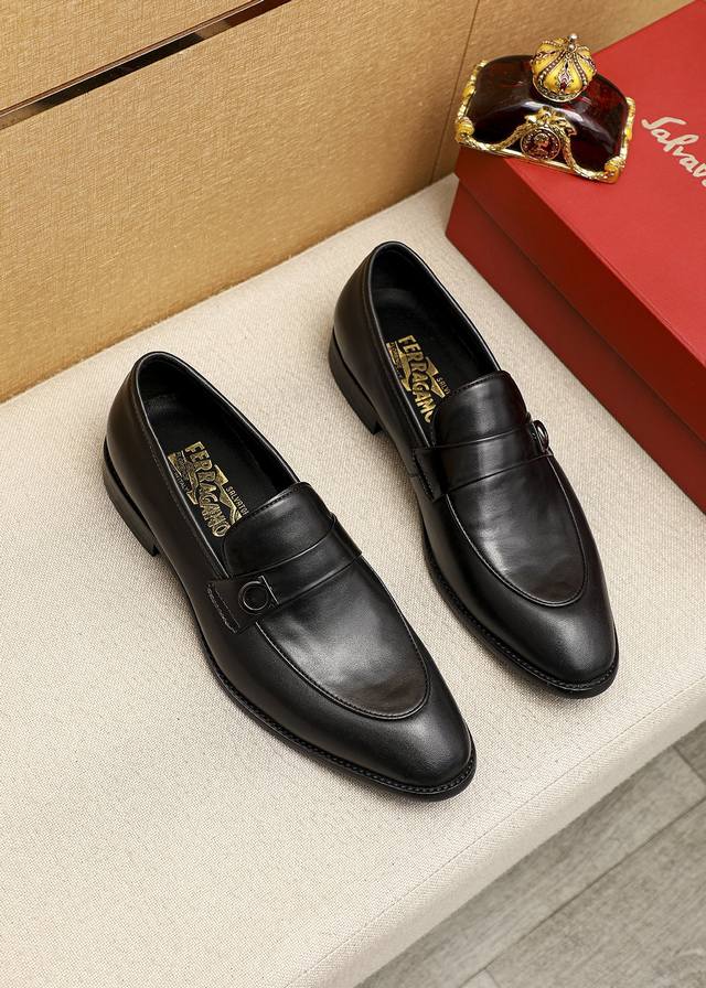 商品商标：Ferragamo 菲拉格慕 休闲皮鞋 正码码数: 39-44 38045.46订制 商品材料：精选 进口小牛皮鞋面+经典五金扣，进口水染牛皮内里。强