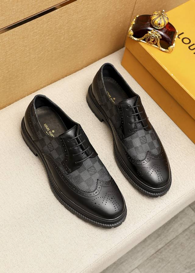 商品商标：Louis Vuitton 路易威登 商务皮鞋 正码码数: 39-44 38.45.46订制 商品材料：精选 进口头层老花牛皮鞋面，进口头层牛皮内里。