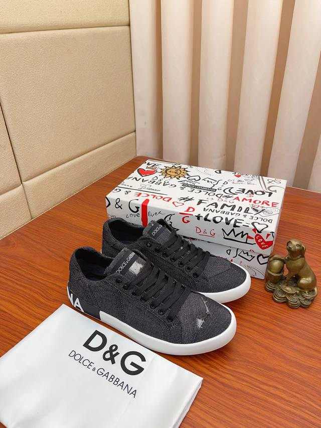 实价： Dolce&Gabbana Dg爆款官网原版1:1开模，原单品质做工精细，高端奢华原版牛皮鞋面，羊皮内里、原版橡胶耐磨防滑大底，穿着舒适、百搭款式，高街