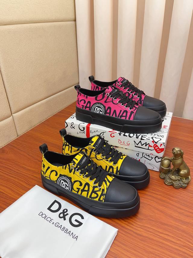 实价： 新款dolce＆Gabbana Dg重工系列，新款休闲时尚鞋版型简洁大气，时尚专属时尚又大方。原版透气绵布+手绘工艺，舒适的透气内里。精致奢华，超a级别