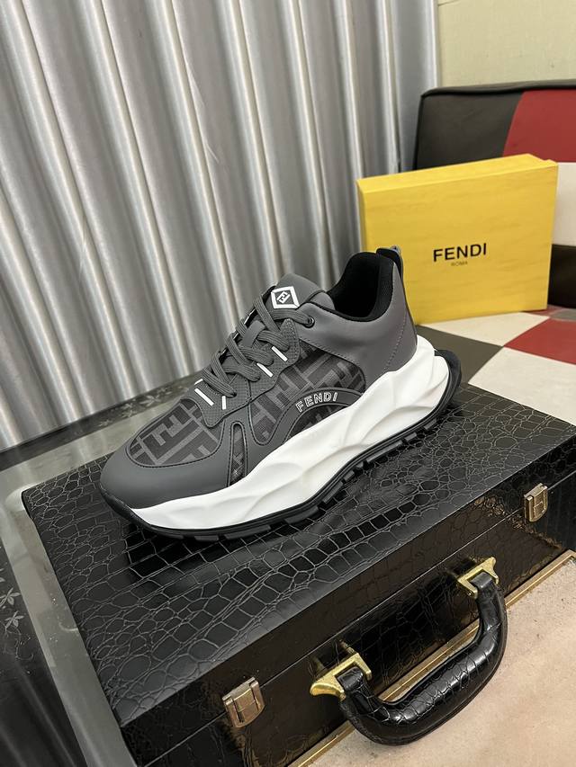 出厂价： Fendi 芬迪高帮经典舒适男士，这款复杂的运动鞋是由柔软的小牛皮真皮内里原版超轻橡胶材质粗纹大底 这种独特的轻薄风格适合这个季节的随意而精致的感性，