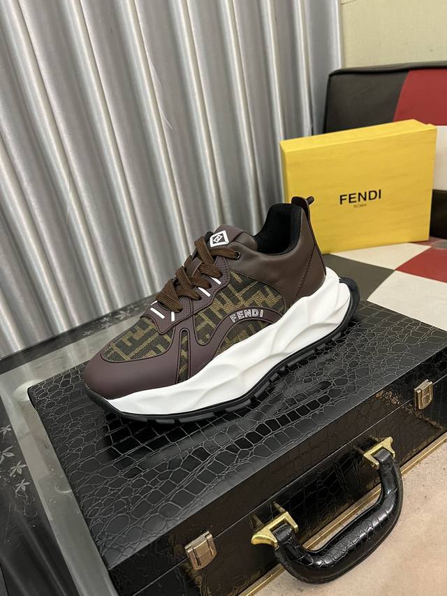 出厂价： Fendi 芬迪高帮经典舒适男士，这款复杂的运动鞋是由柔软的小牛皮真皮内里原版超轻橡胶材质粗纹大底 这种独特的轻薄风格适合这个季节的随意而精致的感性，