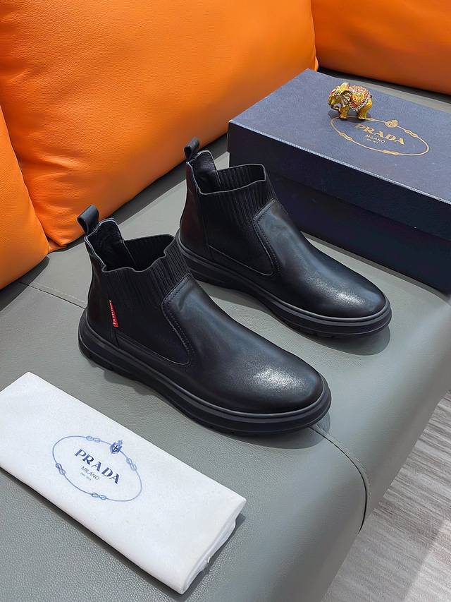 商品名称：Prada 普拉达 正规码数: 38-44 高帮鞋 商品材料：精选 牛皮鞋面，柔软羊皮垫脚，原厂特供大底。