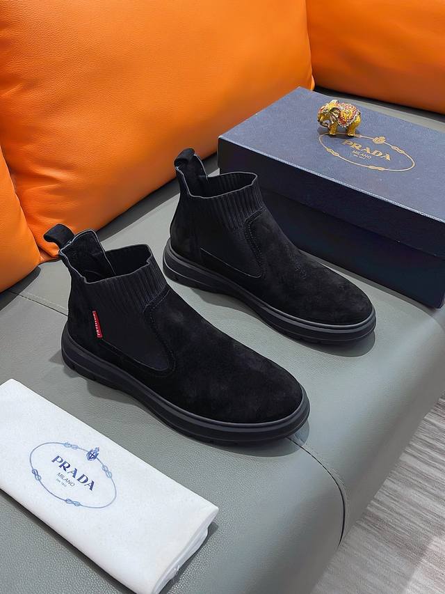 商品名称：Prada 普拉达 正规码数: 38-44 高帮鞋 商品材料：精选 牛皮鞋面，柔软羊皮垫脚，原厂特供大底。