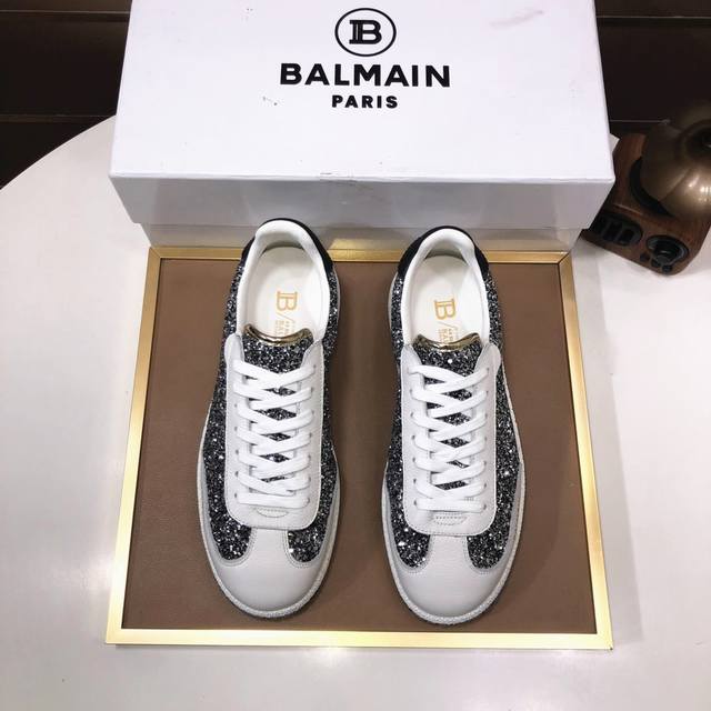 工厂 Balmain巴尔曼 B-Skate运动鞋 B-Skate 多材质拼接撞色运动鞋 ，鞋面饰有黑色鞋带，头层牛皮拼接鞋舌点缀 Balmain 徽标， 牛皮内