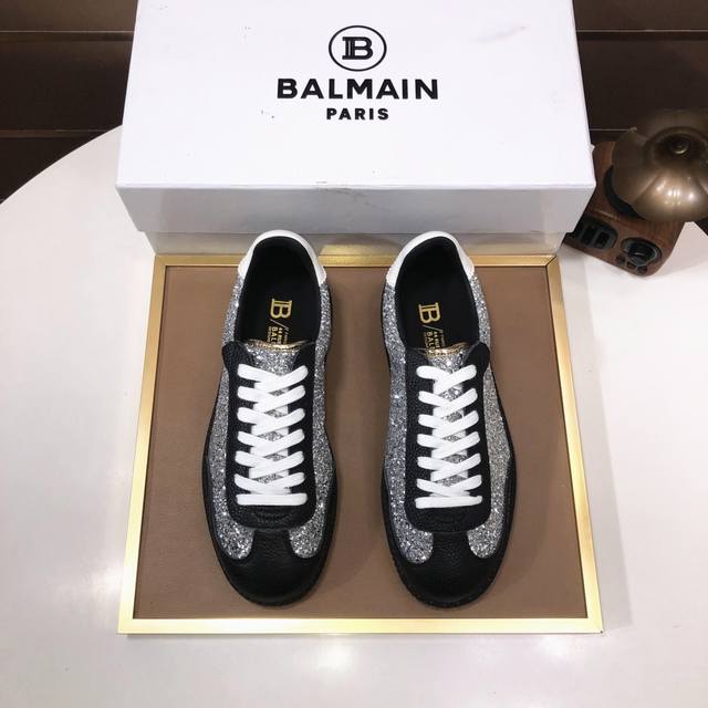 工厂 Balmain巴尔曼 B-Skate运动鞋 B-Skate 多材质拼接撞色运动鞋 ，鞋面饰有黑色鞋带，头层牛皮拼接鞋舌点缀 Balmain 徽标， 牛皮内