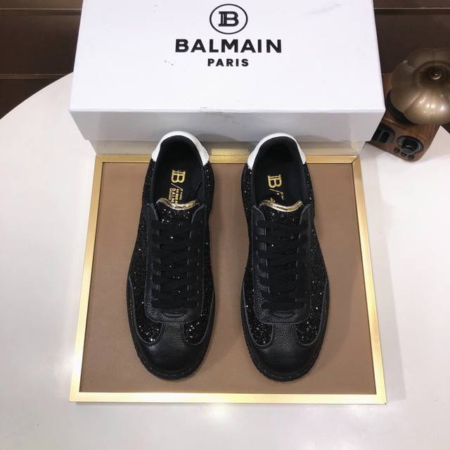 工厂 Balmain巴尔曼 B-Skate运动鞋 B-Skate 多材质拼接撞色运动鞋 ，鞋面饰有黑色鞋带，头层牛皮拼接鞋舌点缀 Balmain 徽标， 牛皮内