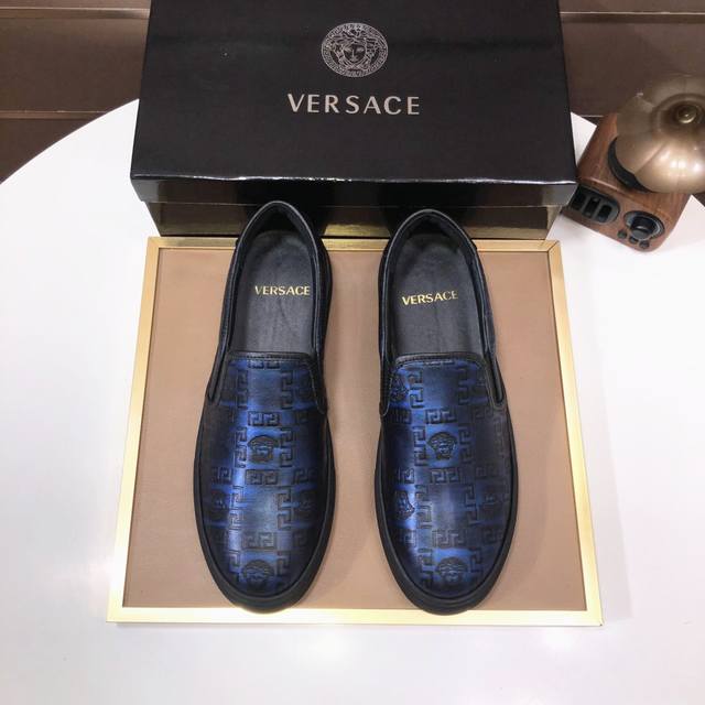 工厂 Versace 范思哲最新款精心打造，引爆全场！不断创新的国际品牌 此款男士休闲鞋，头层牛皮配进口原厂布料，配搭羊皮内里+橡胶防滑大底，透气舒适以质量说话