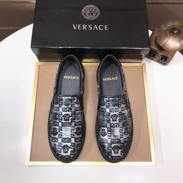 工厂 Versace 范思哲最新款精心打造，引爆全场！不断创新的国际品牌 此款男士休闲鞋，头层牛皮配进口原厂布料，配搭羊皮内里+橡胶防滑大底，透气舒适以质量说话