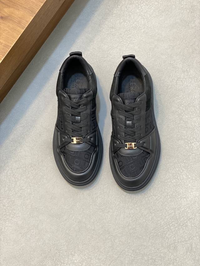 ferragamo 菲拉格慕 -高端品质 原单 -鞋面：纳帕小牛皮、鞋身车缝品牌logo -内里：品牌帆布，垫脚；水染牛皮 -大底：Tpr 橡胶发泡；双色成型大