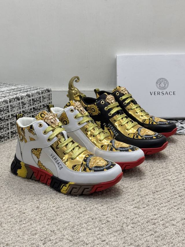 出厂价 实价 时尚潮流-范思哲 Versace 范思哲高帮最新款精心打造，引爆全场！不断创新的国际品牌 此款男士四季款休闲鞋，鞋面牛皮拼接羊皮内里橡胶防滑大底，