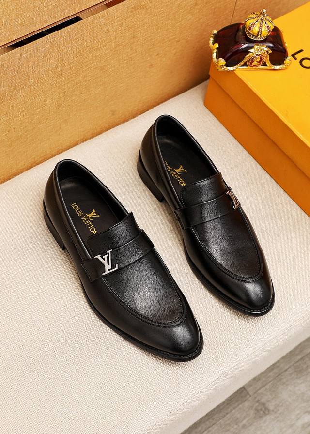 商品商标：Louis Vuitton 路易威登 休闲皮鞋 正码码数: 39-44 38.45.46订制 商品材料：精选 进口头层小牛皮鞋面+奢华五金扣，进口头层