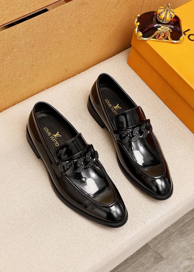 商品商标：Louis Vuitton 路易威登 休闲皮鞋 正码码数: 39-44 38.45.46订制 商品材料：精选 进口头层开边珠牛皮鞋面+奢华五金扣，进口