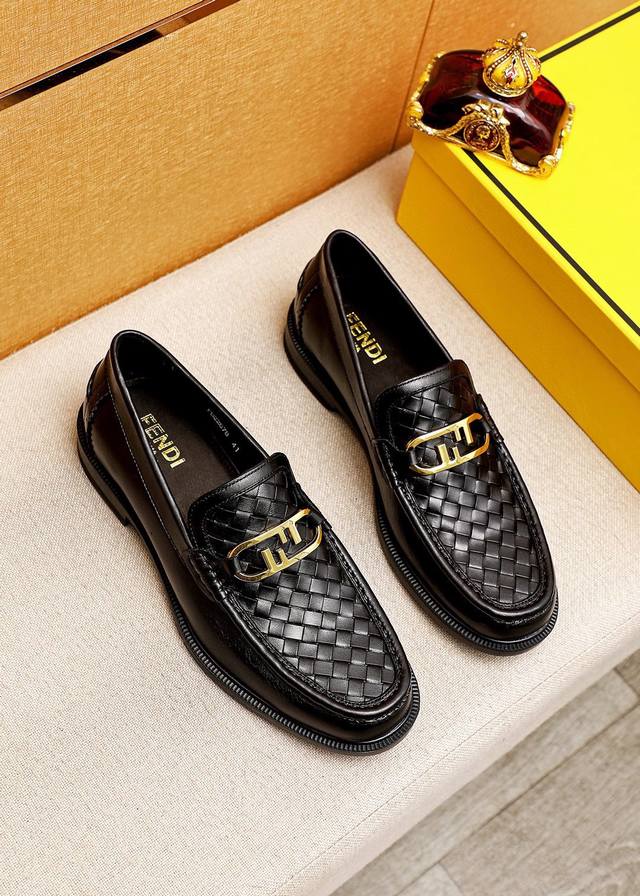 商品商标：Fendi 芬迪 休闲皮鞋 正码码数: 38-44 45订制 商品材料：精选 进口头层牛皮压花鞋面+奢华五金扣，进口牛内里。强烈立体视觉效果，橡胶大底