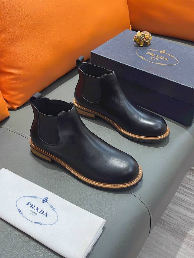 商品名称：Prada 普拉达 正规码数: 38-44 高帮鞋 商品材料：精选 牛皮鞋面，柔软羊皮垫脚，原厂特供大底。