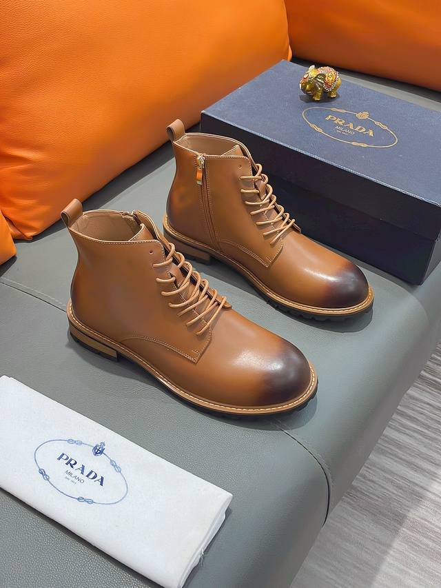 商品名称：Prada 普拉达 正规码数: 38-44 高帮鞋 商品材料：精选 牛皮鞋面，柔软羊皮垫脚，原厂特供大底。