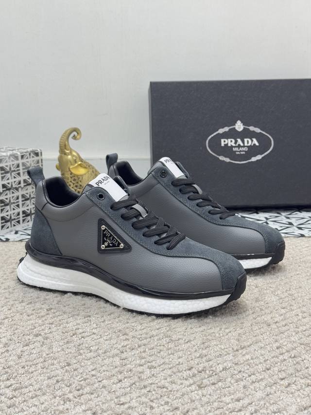 出厂价 实价 高端精品-Prada 普拉达 专柜最新款运动鞋出货 领先专柜款你懂的 。面料精选牛皮面搭配五金配件制作而成。内里:羊皮内里羊皮垫脚。高端气垫开模防