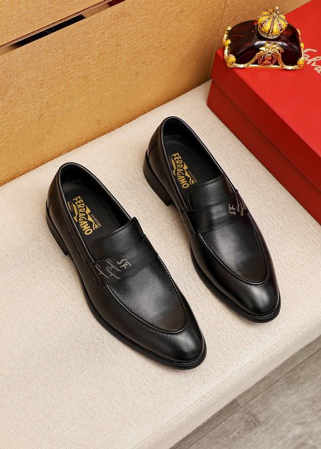 商品商标：Ferragamo 菲拉格慕 休闲皮鞋 正码码数: 39-44 38.45.46订制 商品材料：精选 进口荔枝纹牛皮鞋面，进口水染牛皮内里。强烈立体视