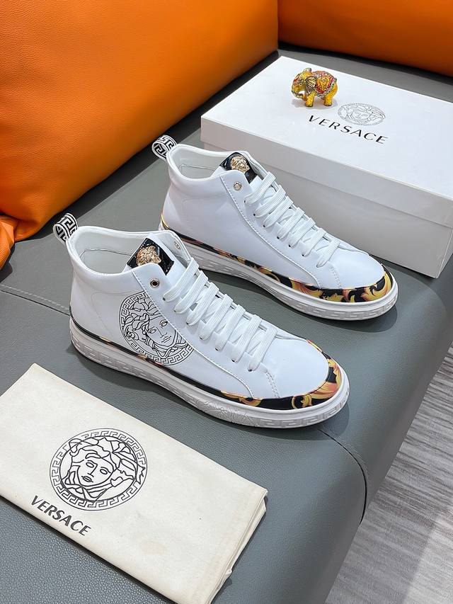 商品名称：Versace 范思哲 正规码数: 38-44 高帮鞋 商品材料：精选 牛皮鞋面，柔软羊皮内里；原厂大底。