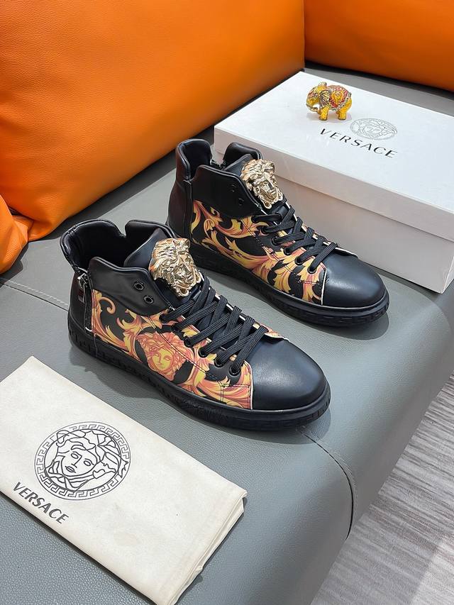 商品名称：Versace 范思哲 正规码数: 38-44 高帮鞋 商品材料：精选 牛皮鞋面，柔软羊皮内里；原厂大底。