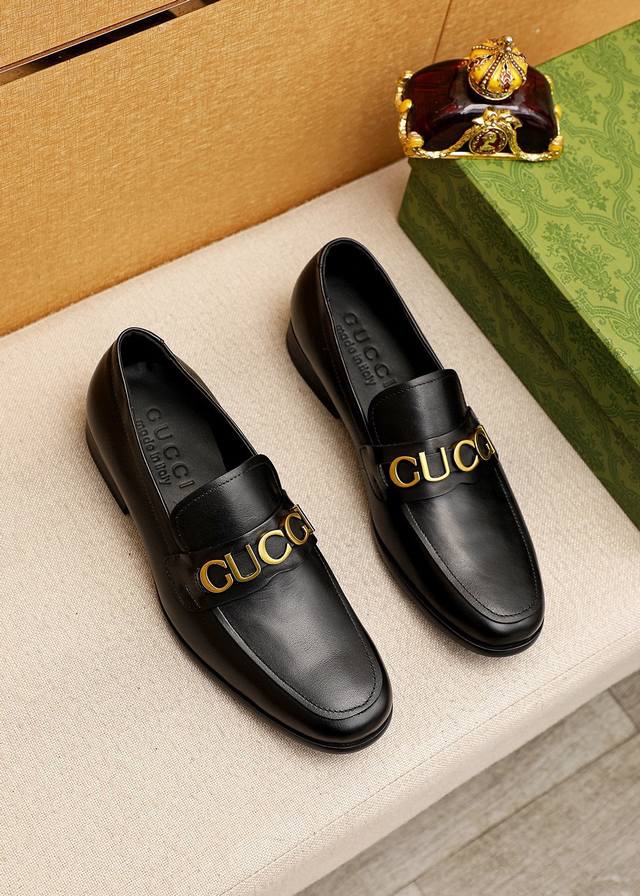 商品商标：Gucci 古驰 休闲皮鞋 正码码数: 38-45 45.46订制 商品材料：精选 进口头层小牛皮鞋面+奢华五金扣，进口牛皮内里。强烈立体视觉效果，组