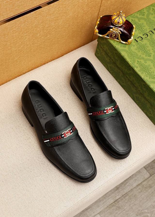 商品商标：Gucci 古驰 休闲皮鞋 正码码数: 38-45 45.46订制 商品材料：精选 进口头层十字纹牛皮鞋面+奢华五金扣，进口牛皮内里。强烈立体视觉效果