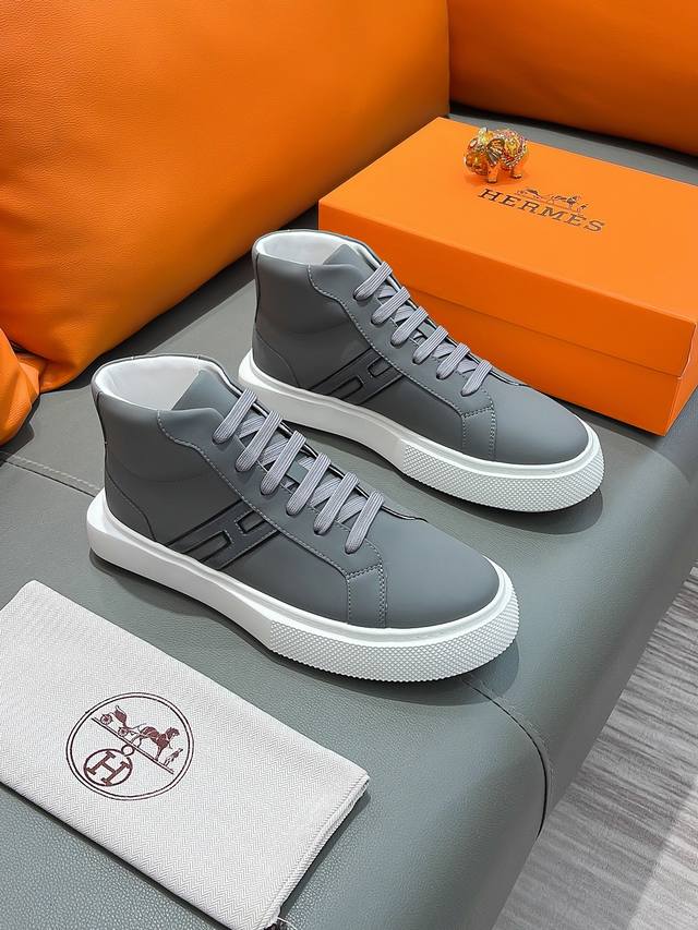 商品名称：Hermes 爱马仕 正规码数: 38-44 高帮鞋 商品材料：精选 牛皮鞋面，舒适羊皮内里；原厂大底。