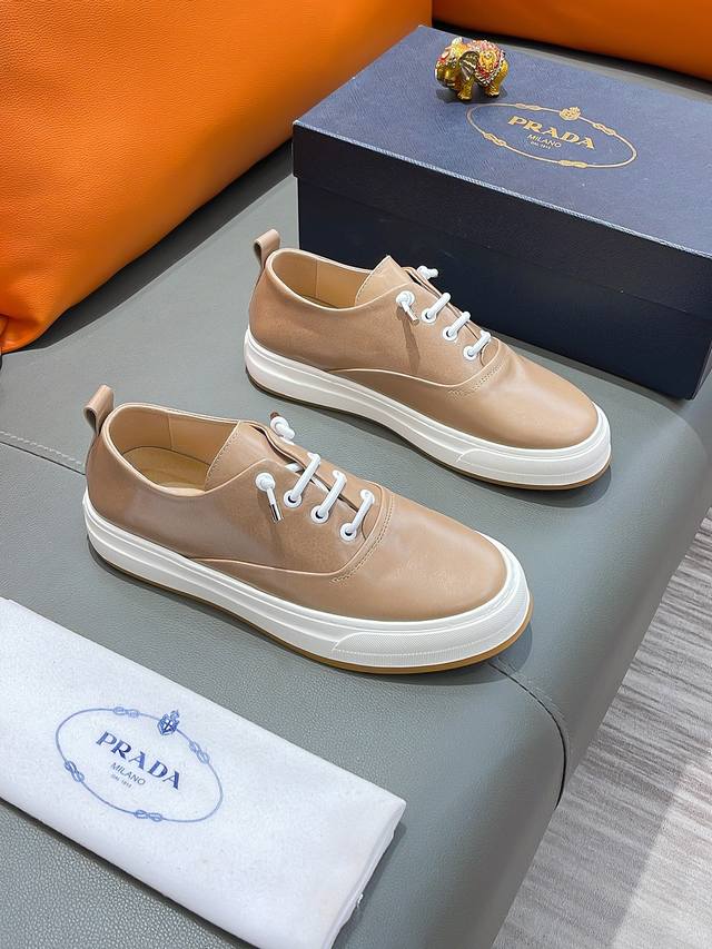 商品名称：Prada 普拉达 正规码数: 38-44 休闲鞋 商品材料：精选 牛皮鞋面，柔软羊皮垫脚，原厂特供大底。