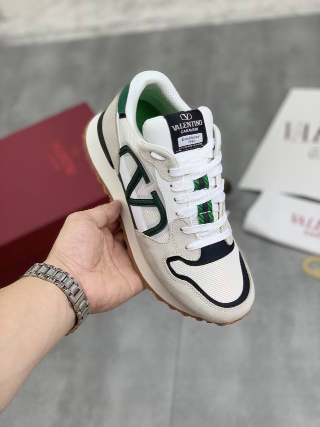 工厂价 实价 华伦天奴 Valentino 早秋新款v Logo Pace慢跑鞋 鞋身超大v Logo搭配鞋舌细节铭牌，体现出独特的3D视觉效果，吸睛天花板。