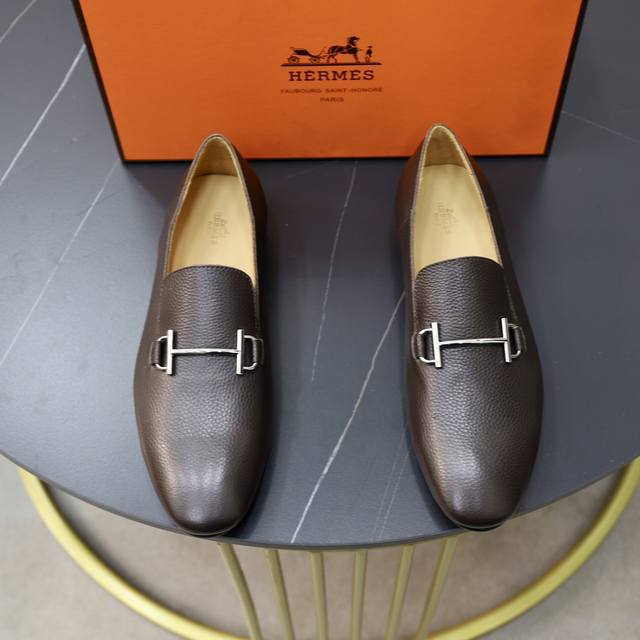 出厂价： 牛里 品牌：爱马仕hermès 标准码：男码38-44 45 46定做 等级：原单品质 材料：原版牛皮面 成熟男人的魅力 加厚牛皮内里 原版耐磨轻便柔