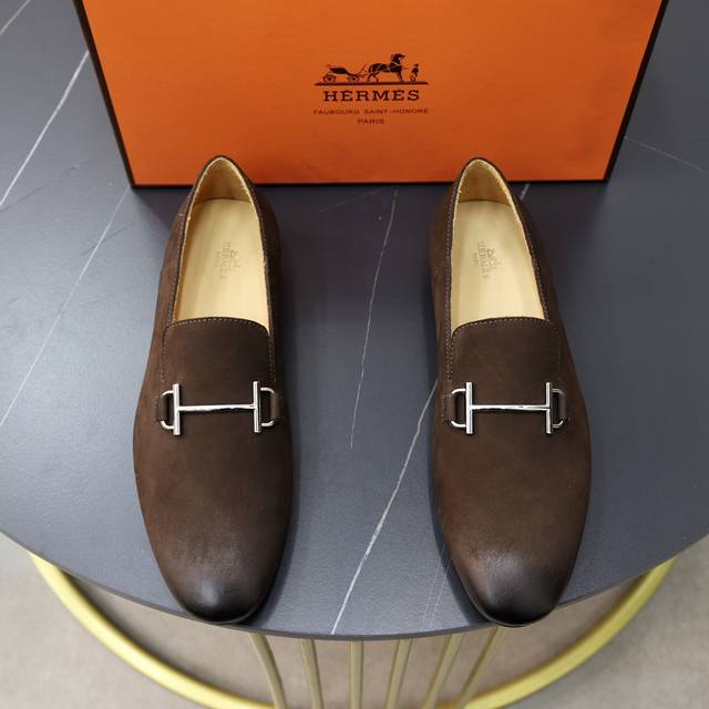 出厂价： 牛里 品牌：爱马仕hermès 标准码：男码38-44 45 46定做 等级：原单品质 材料：原版牛皮面 成熟男人的魅力 加厚牛皮内里 原版耐磨轻便柔