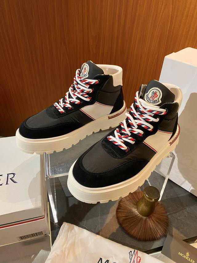 moncler蒙口 冬季男士加羊毛靴 Size：39~44 38.45定制 羊毛内里 牛反皮 防水布 保暖舒适 超轻鞋底 重新演绎品牌的登山传统，为经典徒步靴注