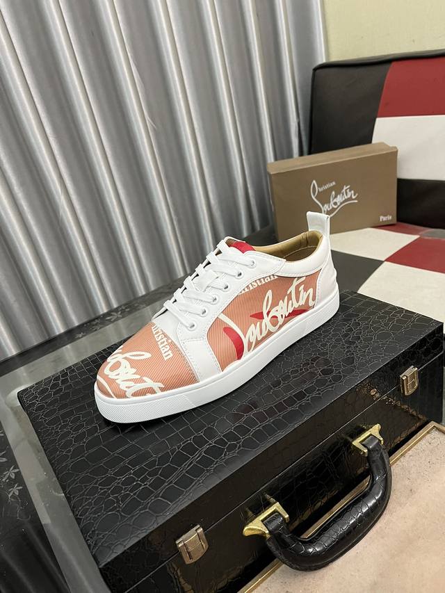 出厂价： Christian Louboutin Cl红底鞋 专柜烫钻系列，休闲板鞋 独家热款发布活动乳胶垫脚成品大底车线全球供货 顶级版 ：原版进口牛皮鞋面，