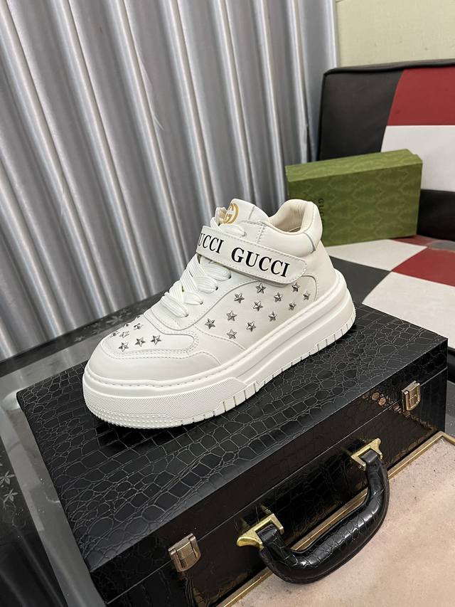 出厂价： Gucci 古奇官网男士休闲鞋同步款，鞋面选用牛皮配进口新品牌元素 古奇，彰显不俗的气息，设计简约套脚款型 超级百搭 内里皮，橡胶大底 ，码数38-4