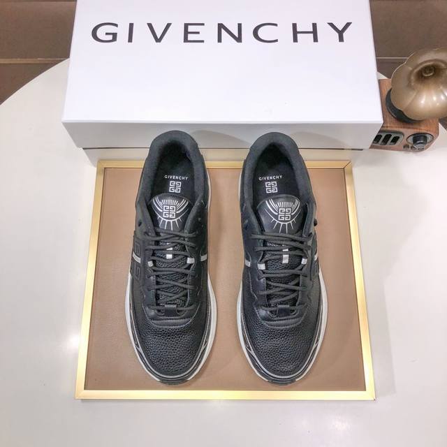 工厂 Givenchy.纪梵希 专柜同步发售鞋面：意大利进口品牌印花布匹 尽显奢华，透气网布内里加上双层组合，脚感舒适，鞋底：原厂特供橡胶发泡大底，轻便，舒适，